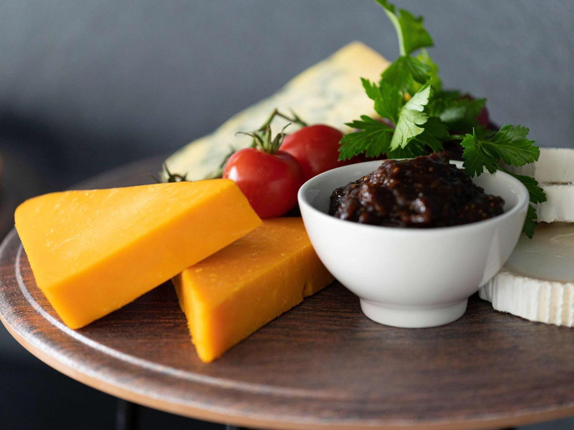 소피텔 개트위크 공항 호텔 홀리 외부 사진 Cheese