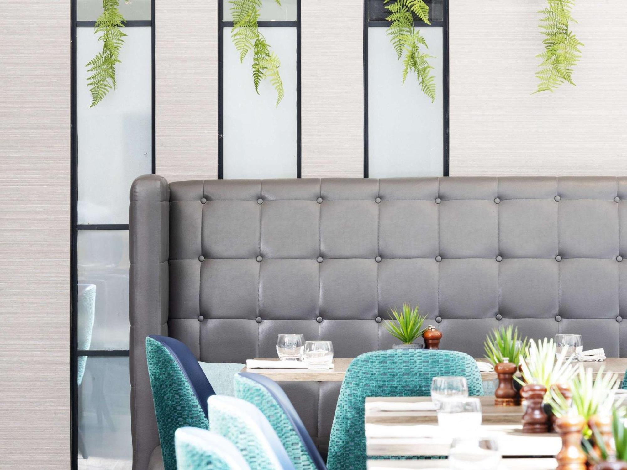 소피텔 개트위크 공항 호텔 홀리 외부 사진 The interior of a restaurant