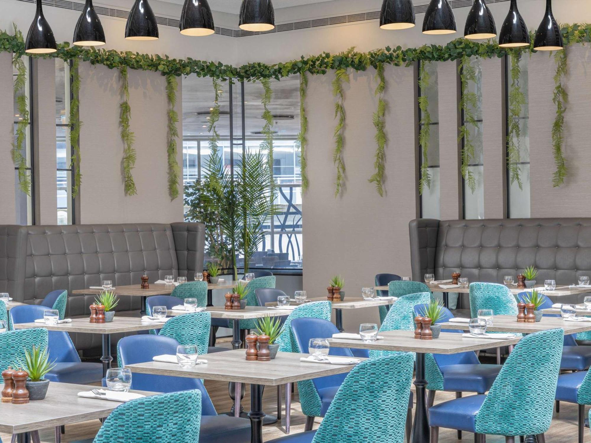 소피텔 개트위크 공항 호텔 홀리 외부 사진 The interior of the restaurant